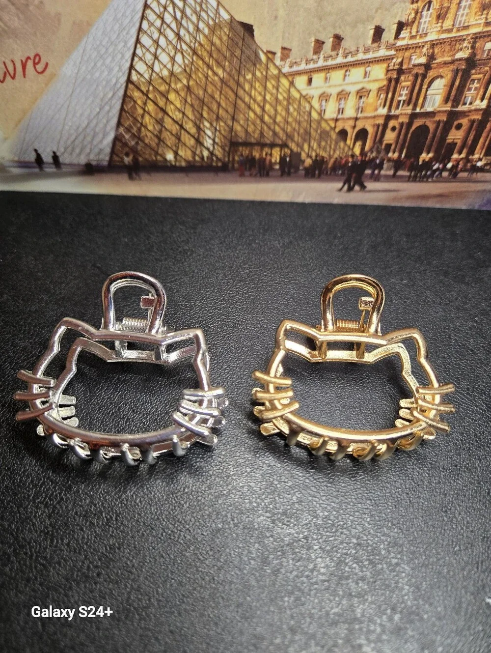 ✨️FASHION SET OF 2 HK OUTLINE HAIR CLIPS- GOLD & SILVER